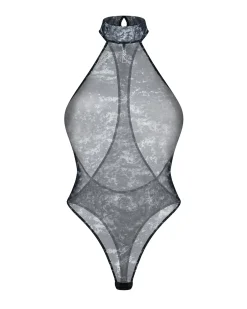 Body z ozdobną zawieszką na szyi